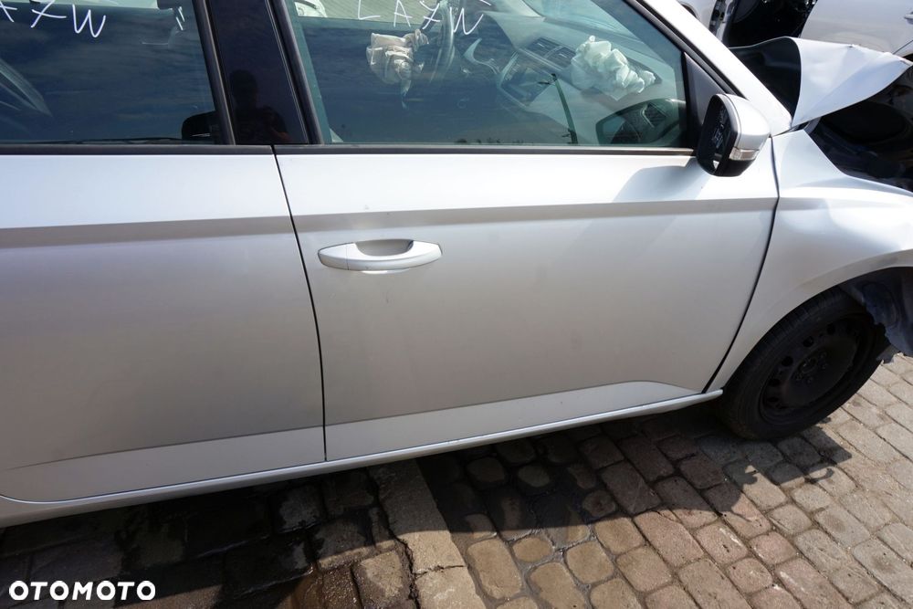 DRZWI PRZEDNIE PRAWE FABIA III NJ3 5D HB LA7W  SREBRNY SKODA 2014-2018 - 2