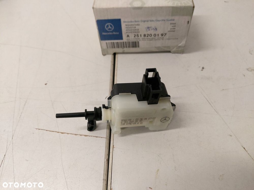 MERCEDES W221 W164 SIŁOWNIK KLAPKI WLEWU PALIWA A2518200197