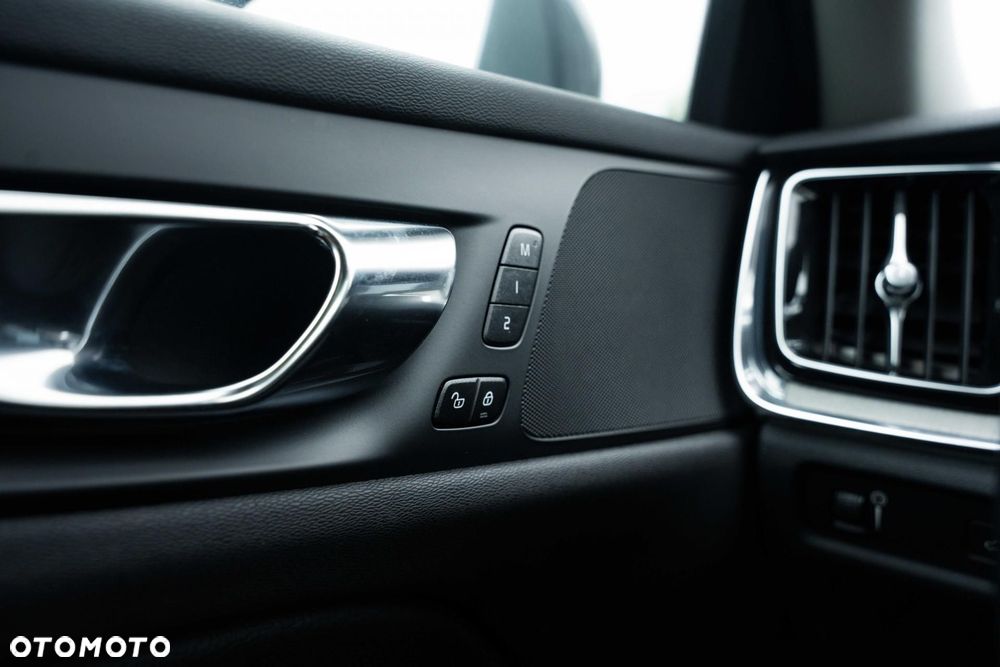 Volvo V60 Cross Country - 36