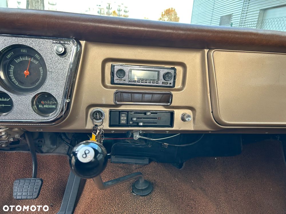 Chevrolet C-20 - 14