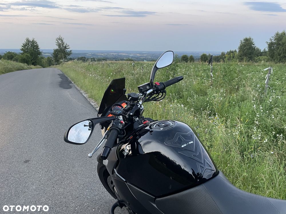 Suzuki GSR - 2