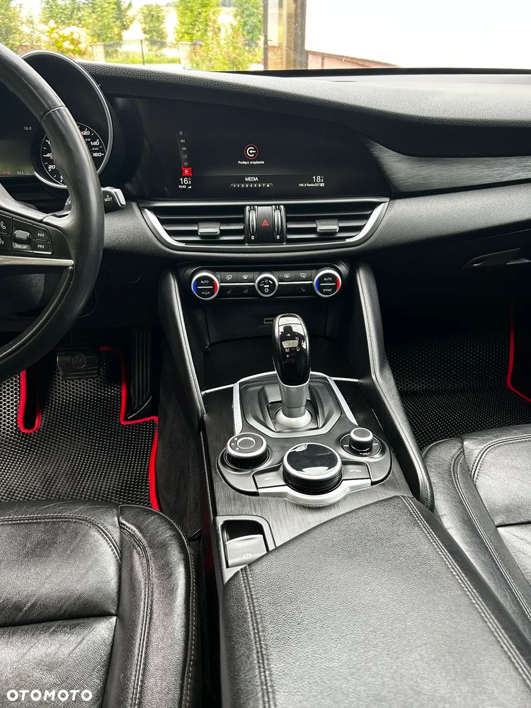 Alfa Romeo Giulia 2.0 Turbo 16V AT8-Q4 Ti - 11