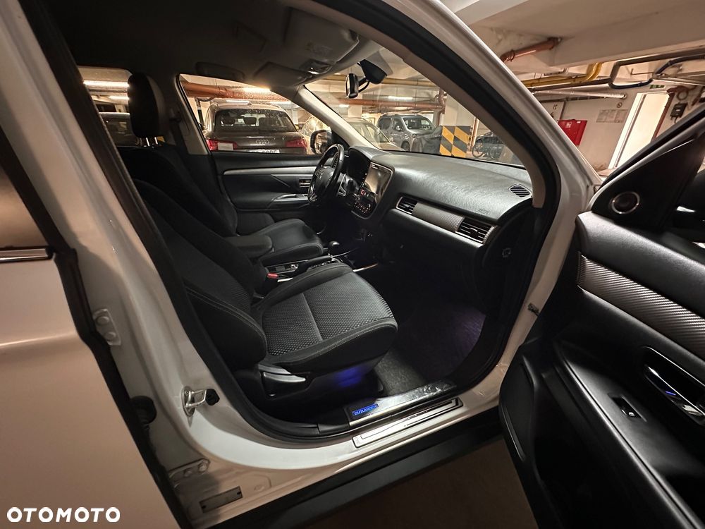 Mitsubishi Outlander 2.0 Instyle + 4WD CVT - 11
