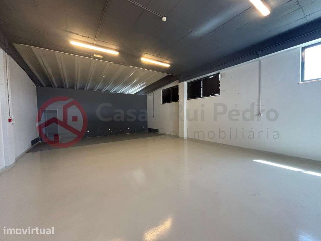 Armazém com dois pisos para arrendamento - Santa Marta do Pinhal, C... - Grande imagem: 2/17