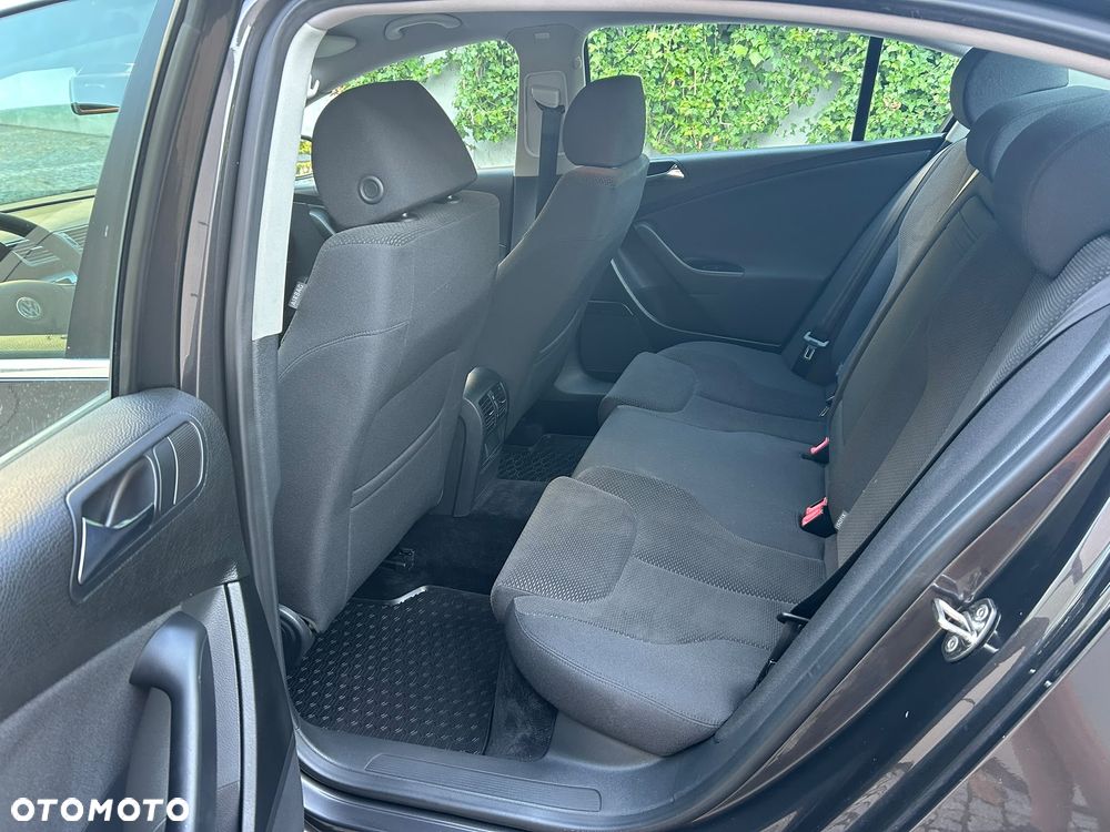 Volkswagen Passat 1.6 FSI Comfortline - 17