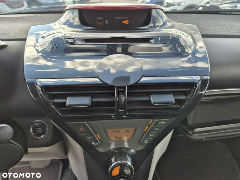Toyota iQ - 7