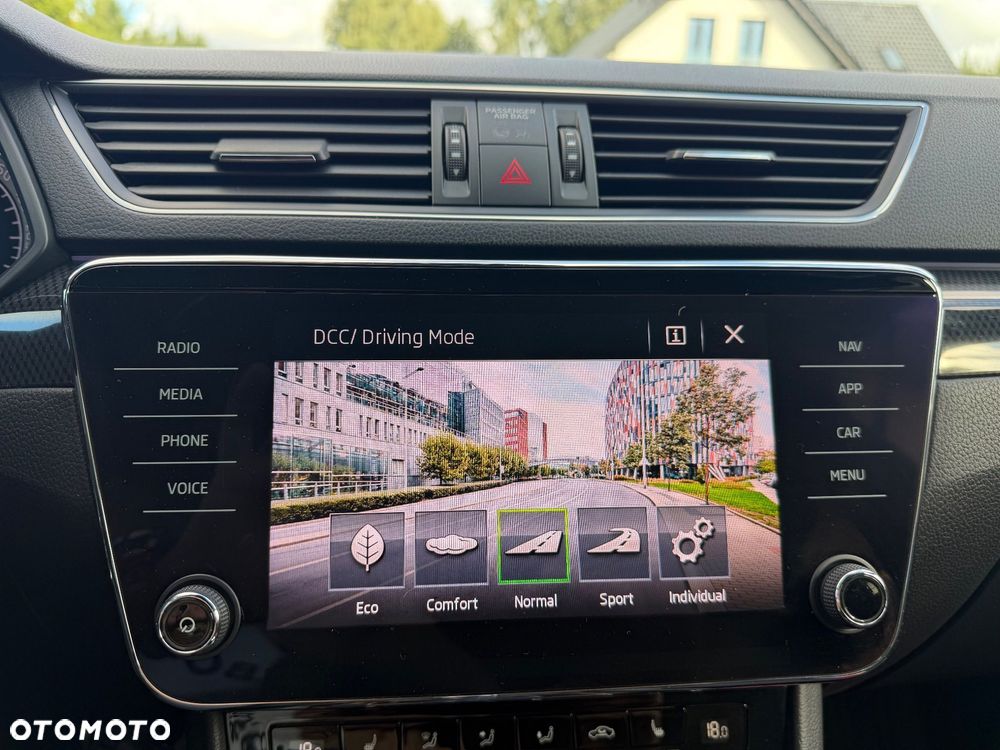Skoda Superb 2.0 TDI DSG Sportline - 25
