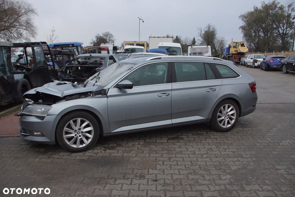 Auto na części - Skoda Superb III 2.0 TDI 150 KM DFGA QFZ LF7M 2018R Silnik Skrzynia Drzwi Zderzak Błotnik Klapa Lampa Lusterko Klamka Deska Kokpit Sterownik Moduł Czujnik Licznik Wyświetlacz Kierownica Panel - 2