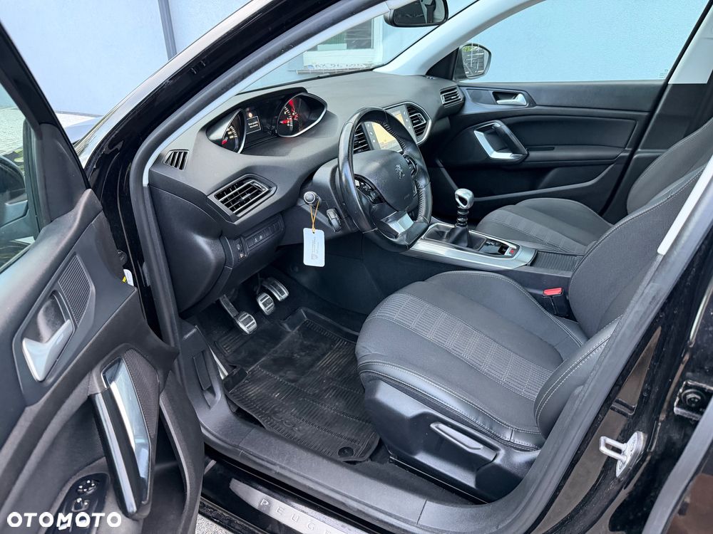Peugeot 308 1.2 PureTech GPF Allure S&S - 6
