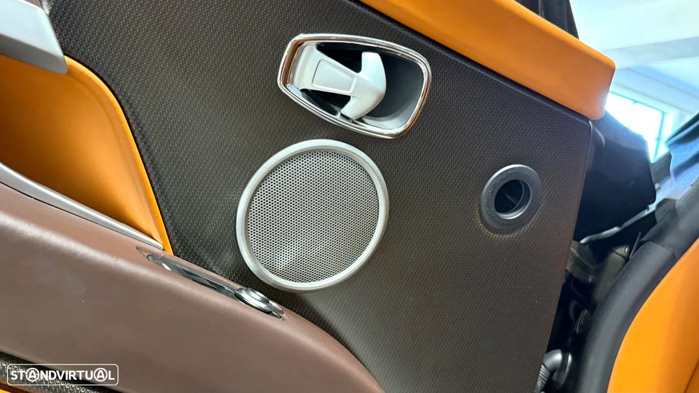 Aston Martin DB11 Coupé - 45