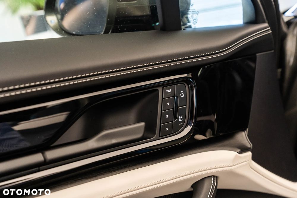 Porsche Panamera 4 E-Hybrid - 26