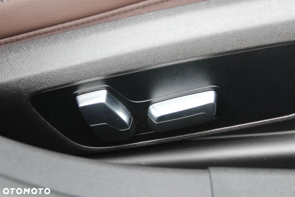 BMW Seria 3 330i xDrive M Sport - 10