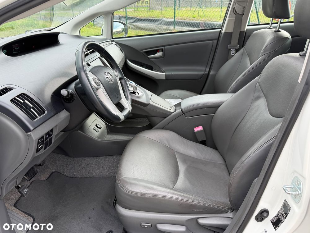 Toyota Prius 1.8 HSD Prestige - 9
