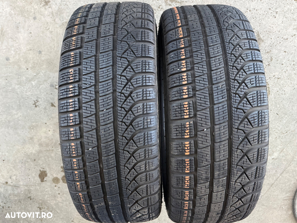 Vând 2 anvelope 245/40/19 Pirelli de iarnă ca noi
