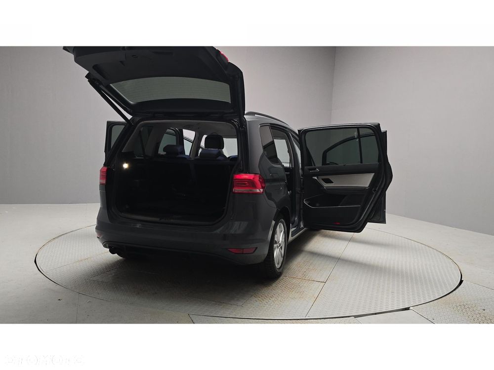 Volkswagen Touran - 12