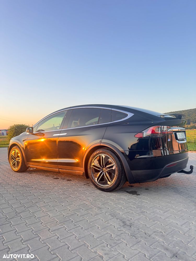 Tesla Model X - 5