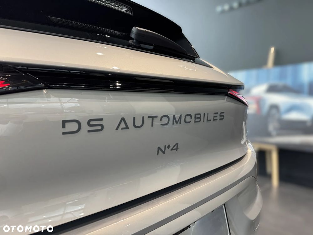 DS Automobiles N°4 1.2 mHEV Étoile Alcantara eDCS6 - 13