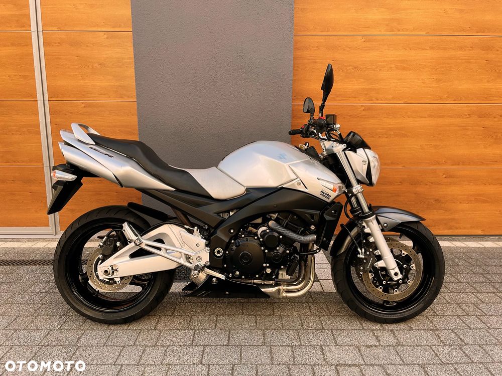 Suzuki GSR - 2