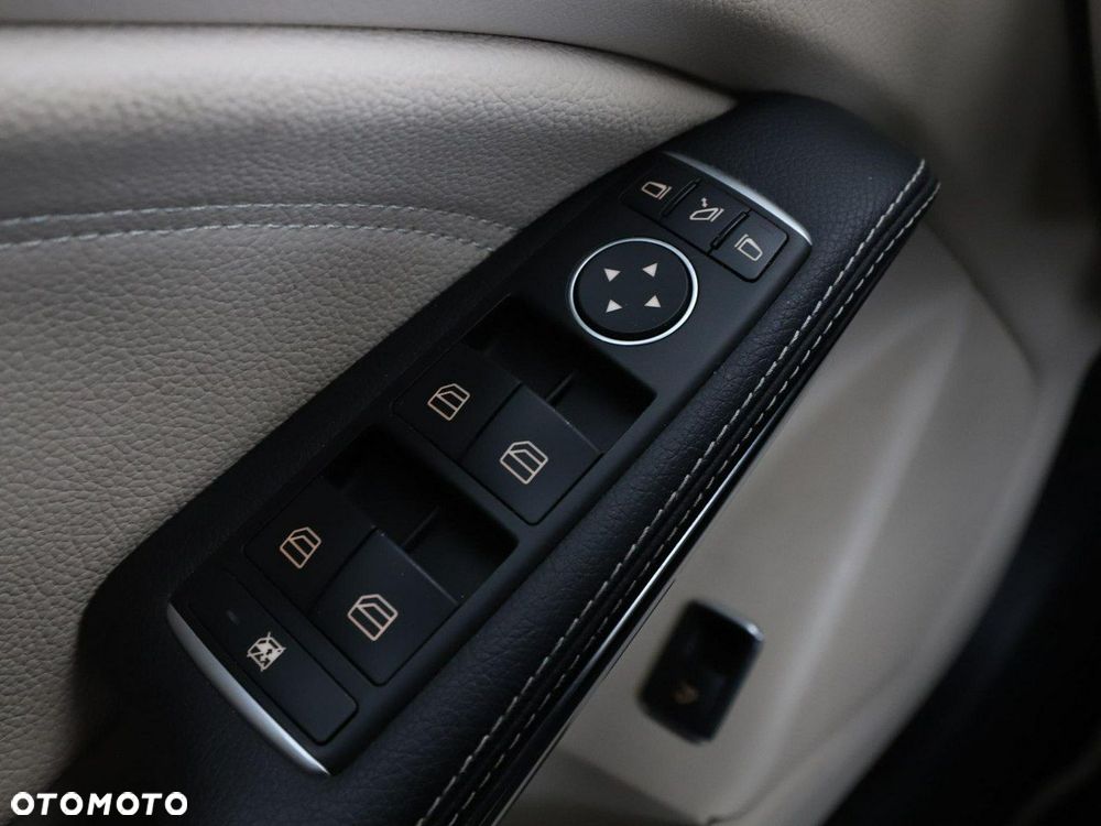 Mercedes-Benz CLA 180 7G-DCT - 35