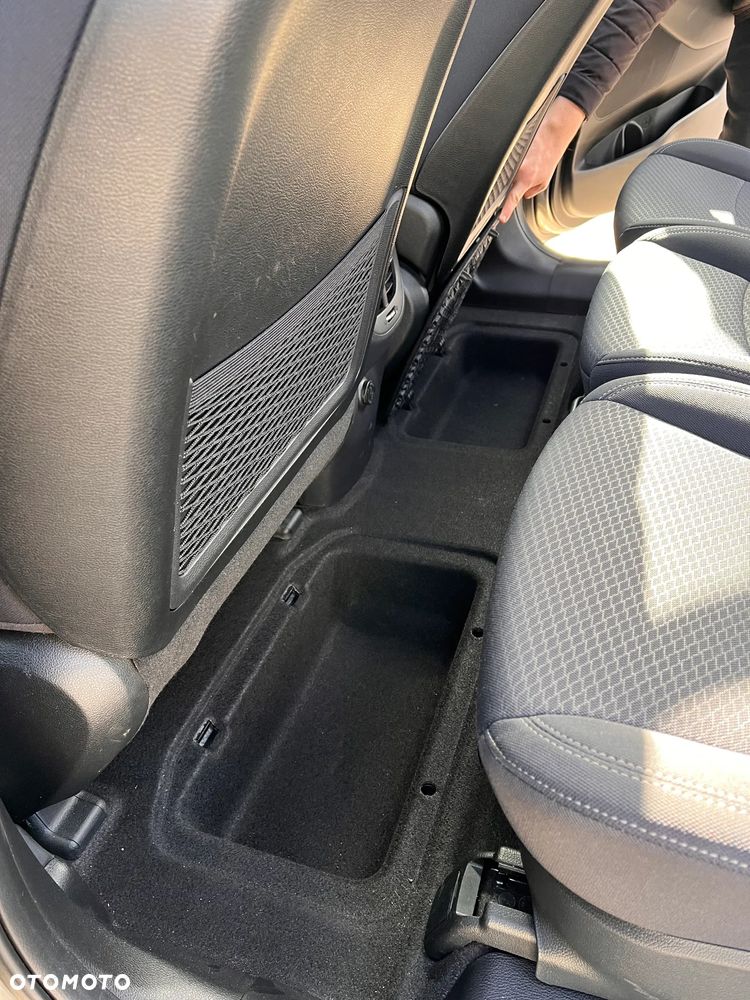 Kia Carens 1.6 GDI L - 8