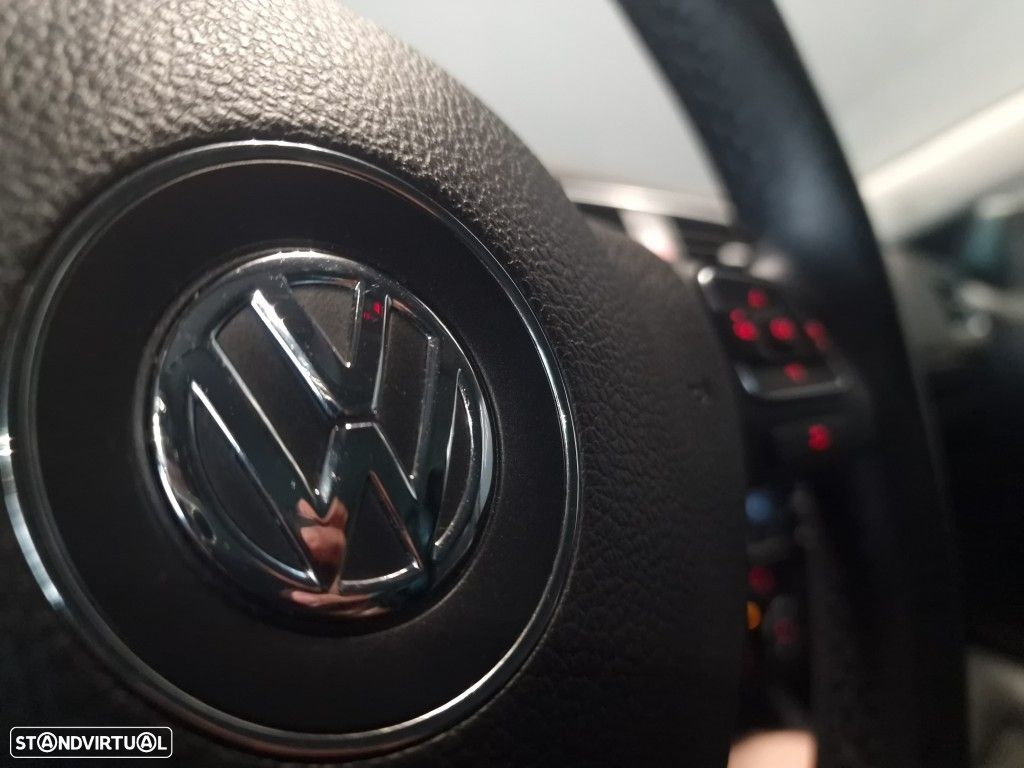 VW Jetta 1.6 TDi Highline - 24