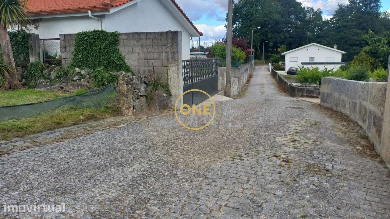 Terreno rústico com viabilidade de construção de moradia unifamiliar.