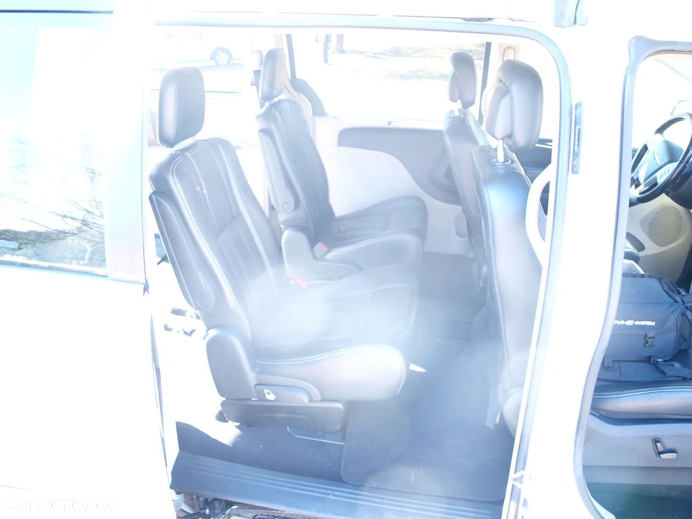 Chrysler Town & Country - 19