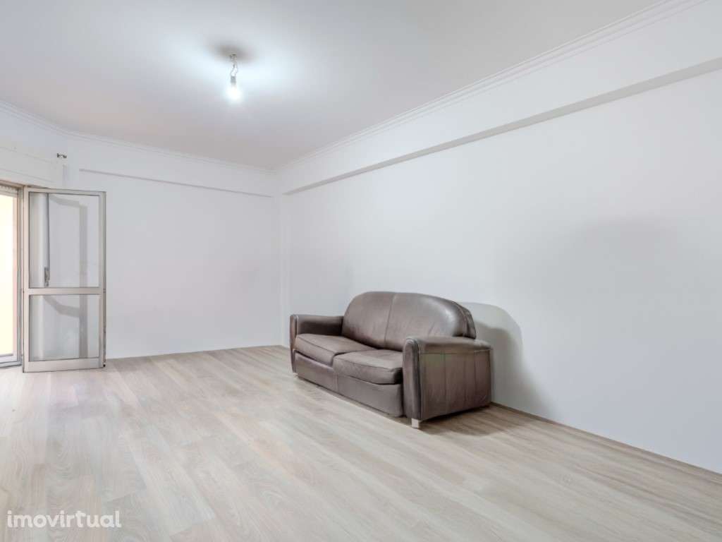 Apartamento T2 no Cacém com Arrecadação | Junto à Estação - Grande imagem: 3/29