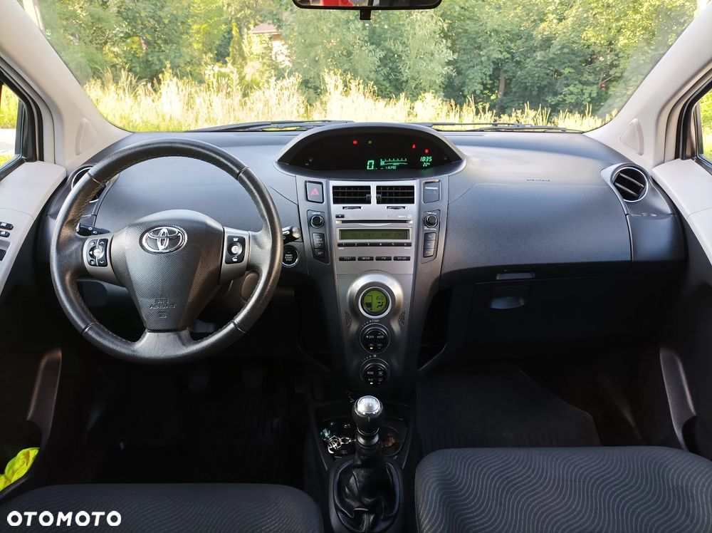 Toyota Yaris 1.33 VVT-i Executive - 27