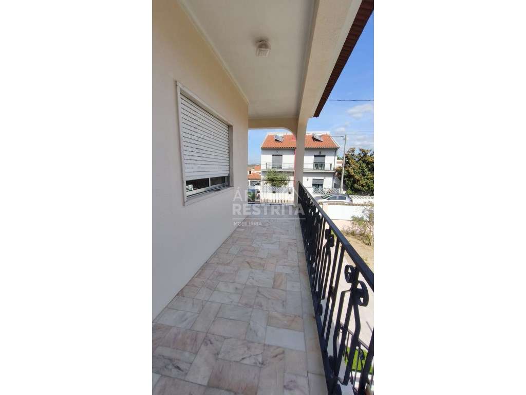 Moradia T2+1, Quinta do Conde - Com enorme potencial de expansão - Grande imagem: 2/35