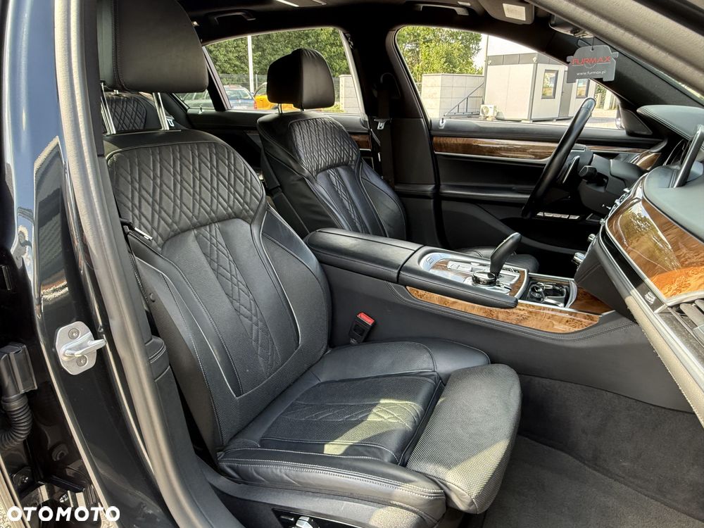 BMW Seria 7 750Li xDrive - 38