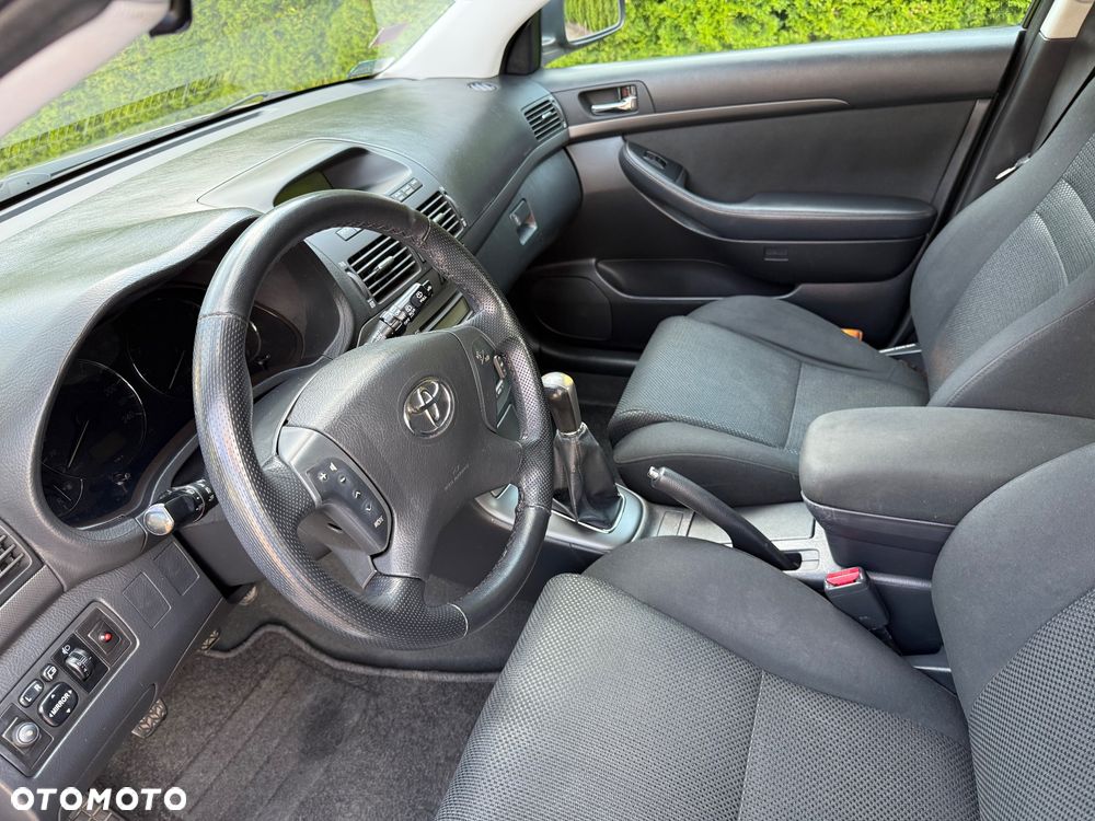 Toyota Avensis - 16