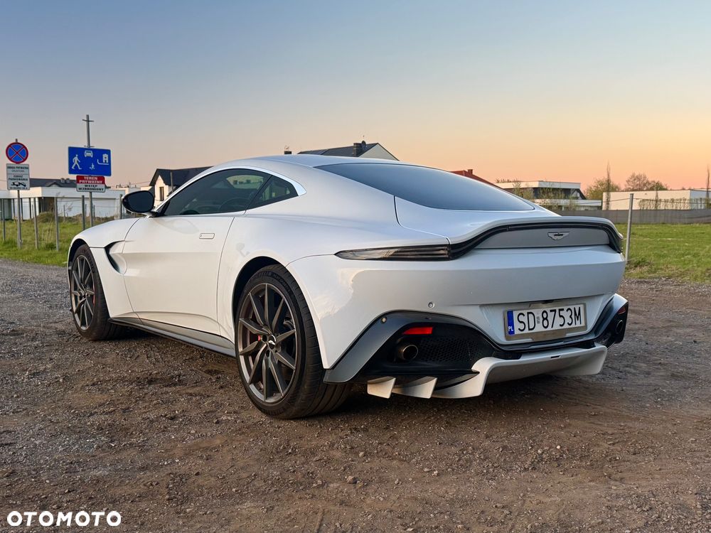 Aston Martin Vantage - 21