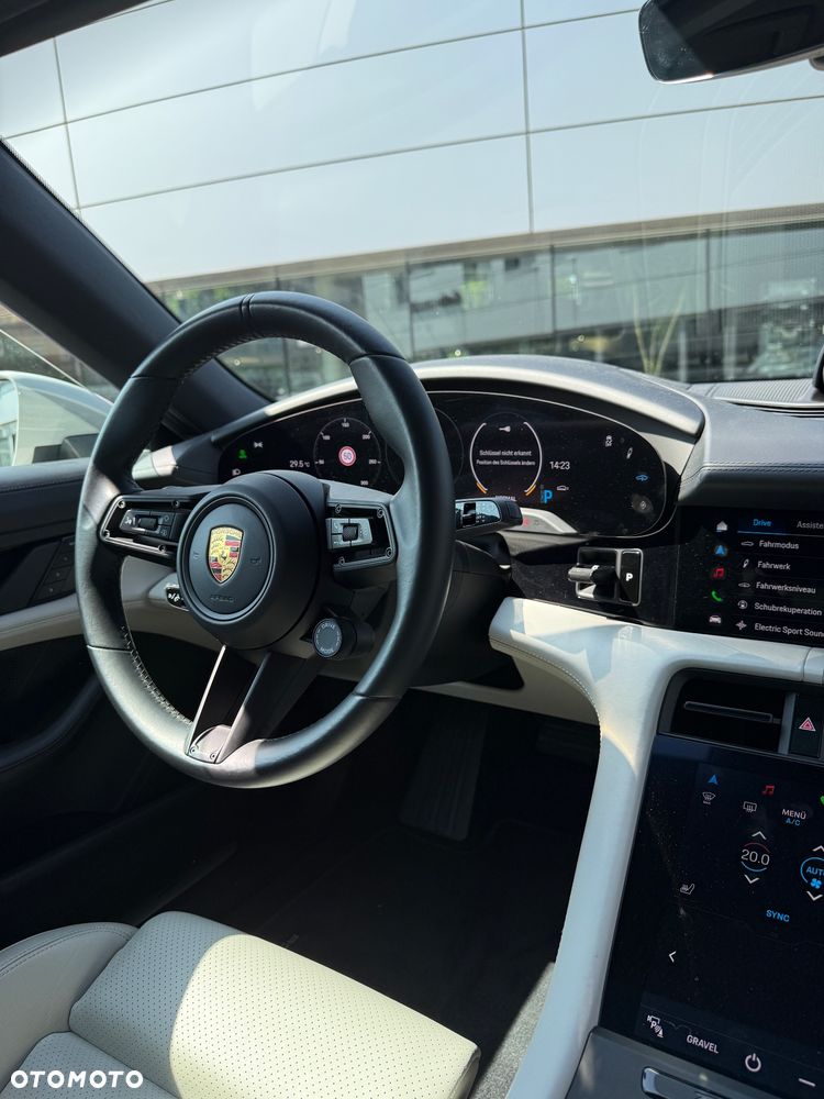 Porsche Taycan - 10