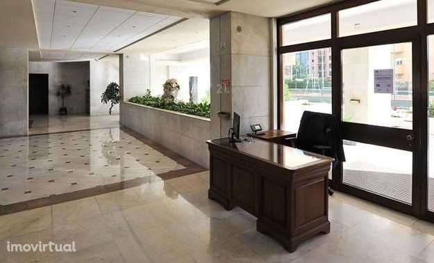 T4 NAS LARANJEIRAS - Condomínio Privado com garagem - Grande imagem: 4/4