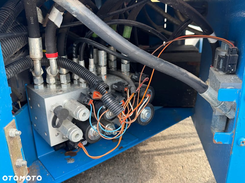 Genie GS-4047. Zwyżka Platforma Nożycowa 14 metrów wysokość robocza. Podnośnik przywieziony z Norwegii praktycznie zerowe zużycie. Pracował w urzędzie komunalnym 1 raz w roku okres świąteczny! Udzwig 380 kg. Rozsuwany Balkon. Sterowanie góra dół. Akumlatory w świetnej kondycji z 2024 roku. Wielka Okazja! - 24