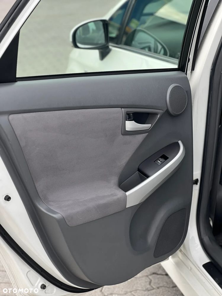 Toyota Prius (Hybrid) Executive - 27