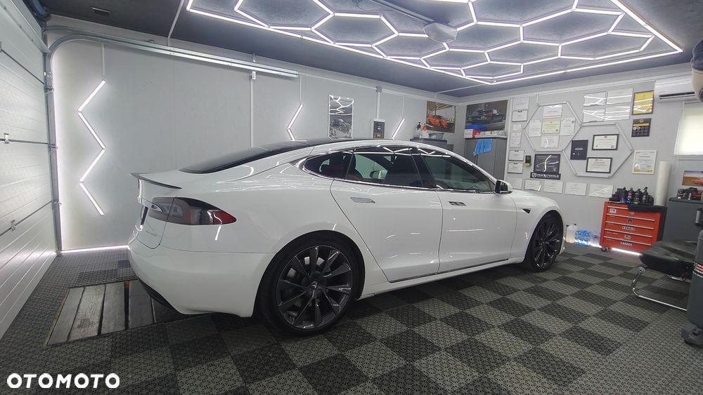 Tesla Model S - 3