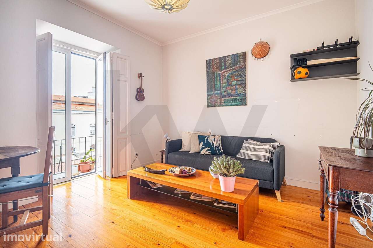 Apartamento 6 Assoalhadas, transformado em T4 na Av Almirantes Reis - Grande imagem: 5/37