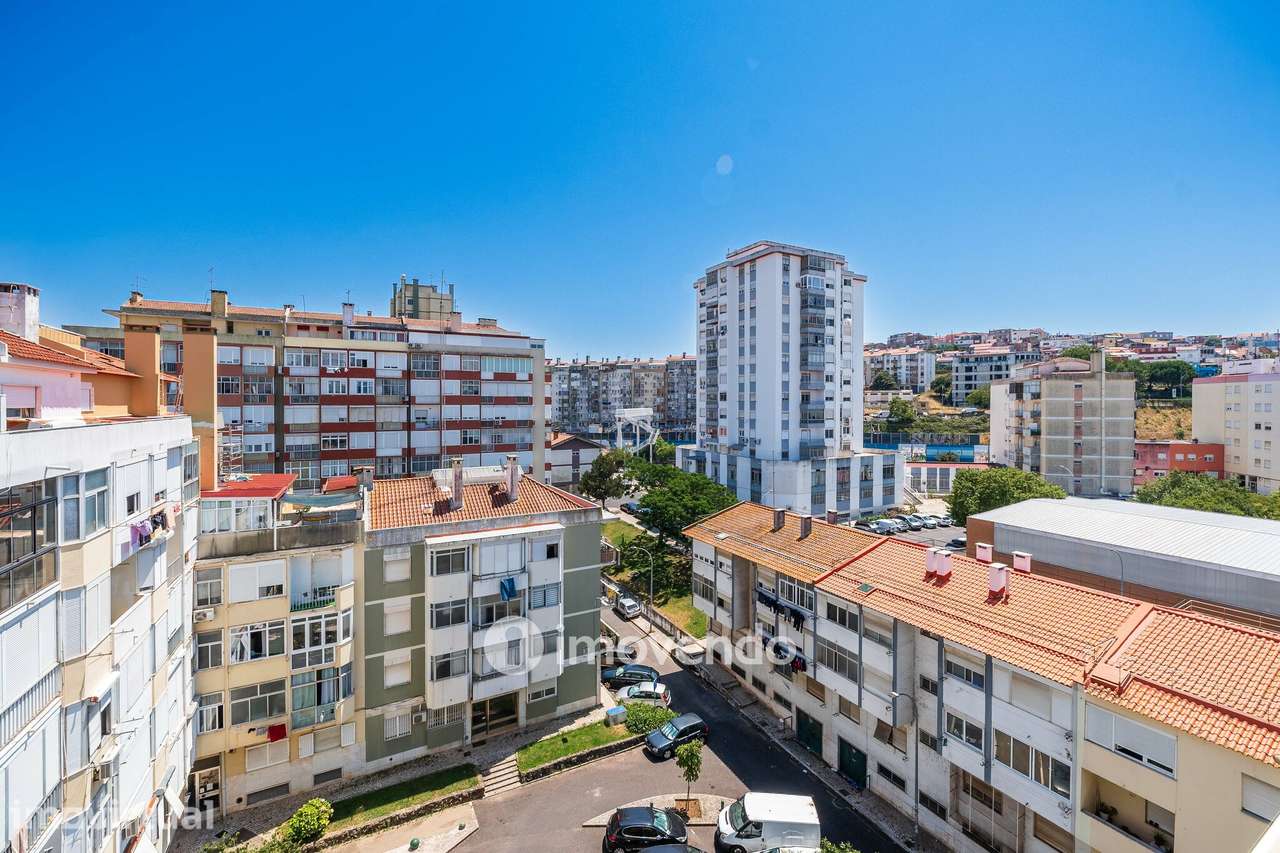 Apartamento T2 com cozinha equipada e duas varandas, na Damaia - Grande imagem: 5/45