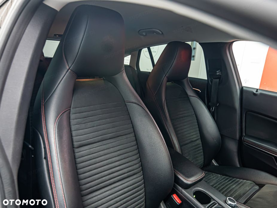 Mercedes-Benz CLA 220 4-Matic AMG Line - 8