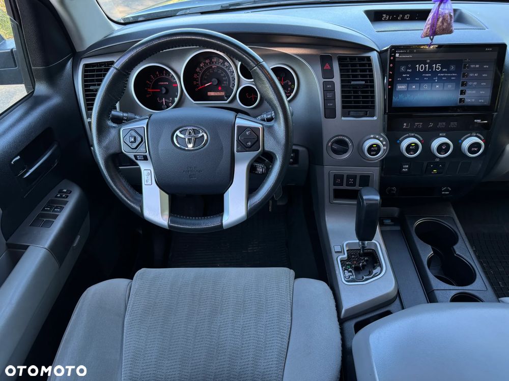 Toyota Sequoia - 10