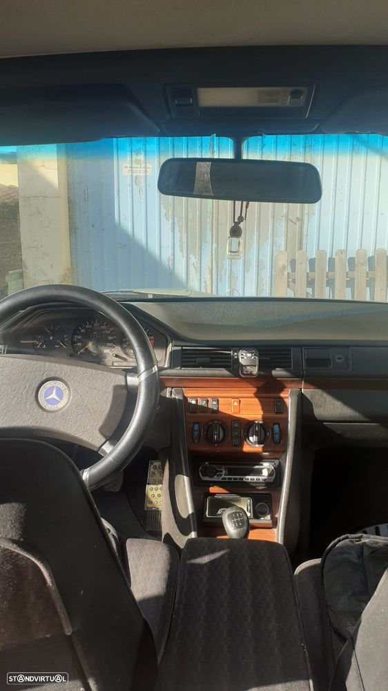 Mercedes-Benz E 200 - 5