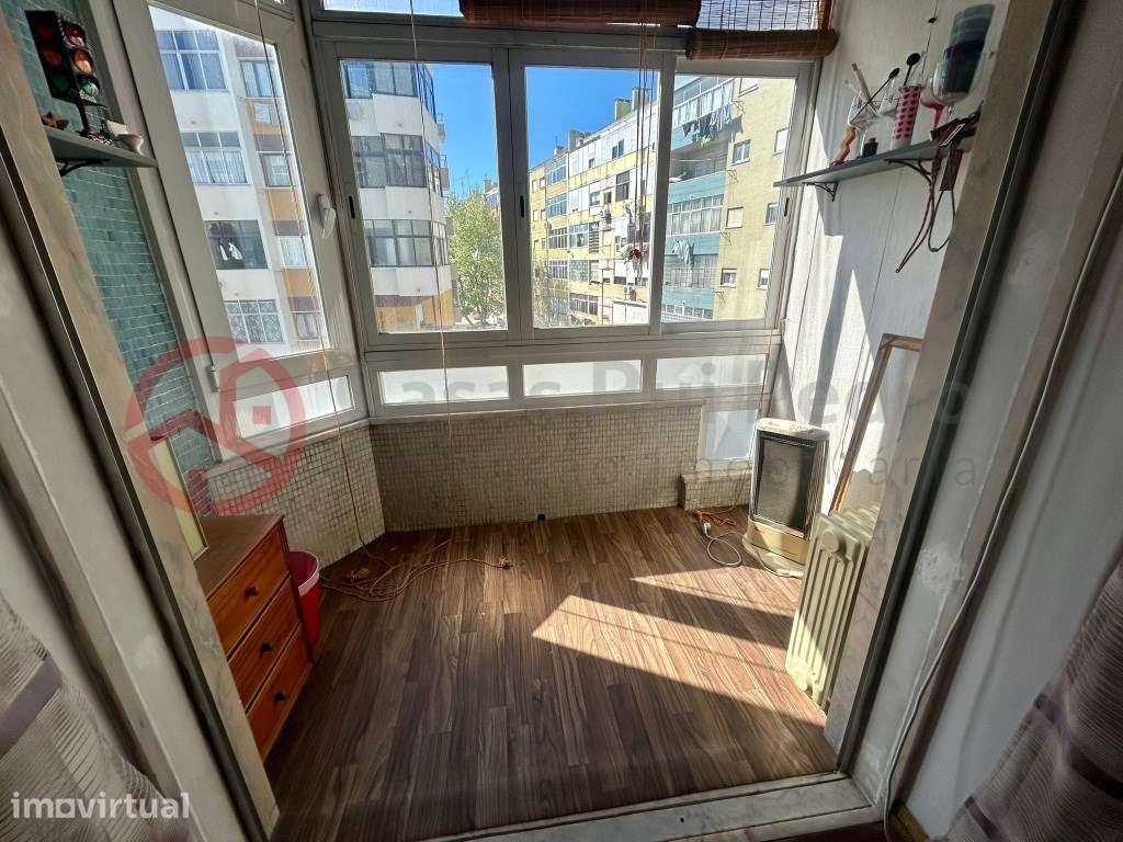 Excelente apartamento T3 com ótima localização no Laranjeiro, Almada