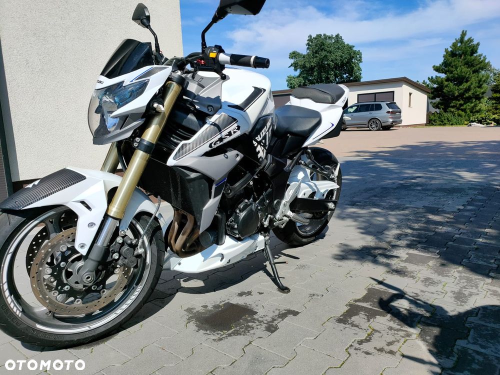 Suzuki GSR - 4