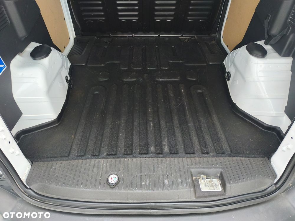 Ford Transit Courier - 17