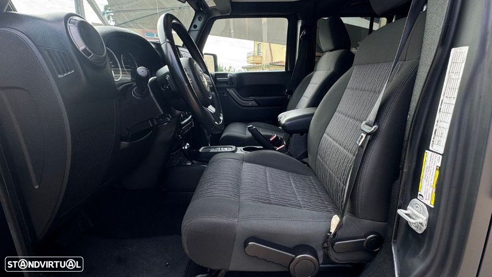Jeep Wrangler Unlimited 2.8 CRD Auto Sport - 8