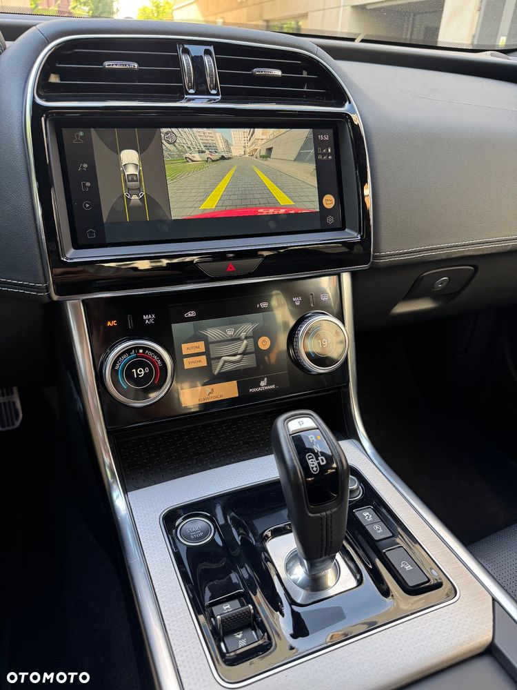 Jaguar XE 2.0 P250 R-Dynamic S - 17