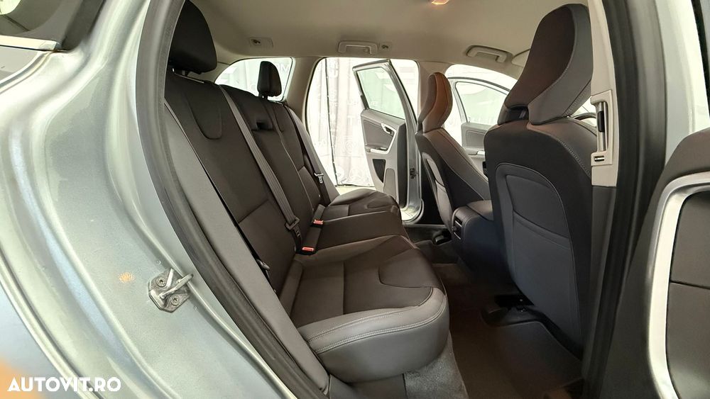 Volvo XC 60 D4 Momentum - 9