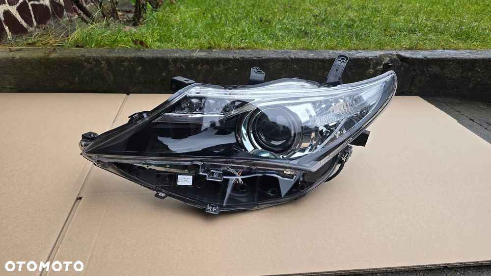 Toyota Auris II 12-15 Lampa Przód Lewa Zwykła z LED DRL Oryginał Europa - 1